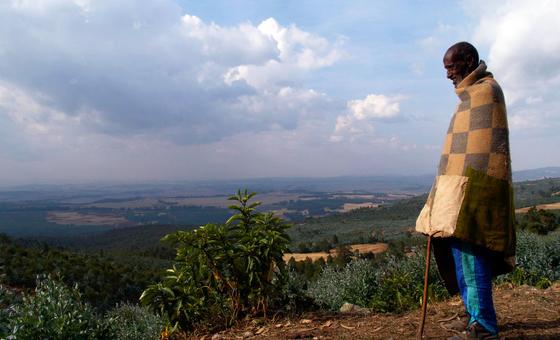 Seorang pria melihat ke bawah dari Gunung Entoto di Ethiopia.
