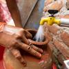 भारत के मिर्तला गाँव में स्थापित एक नए नल से स्वच्छ जल की आपूर्ति हो रही है.