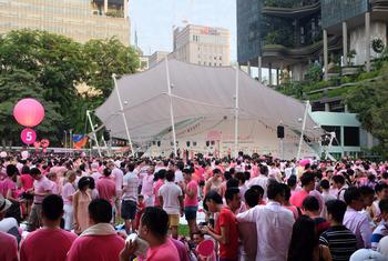 人们参加在新加坡举行的年度“粉红点”活动，以表达对该国男女同性恋、双性恋、跨性别者、性别奇异者和间性者等社区的支持。 （文件）