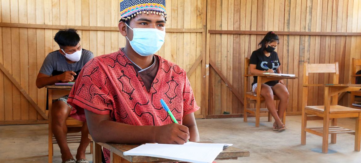 Richard Guimaraes Canayo estudia en una escuela secundaria en Ucayali, Perú.