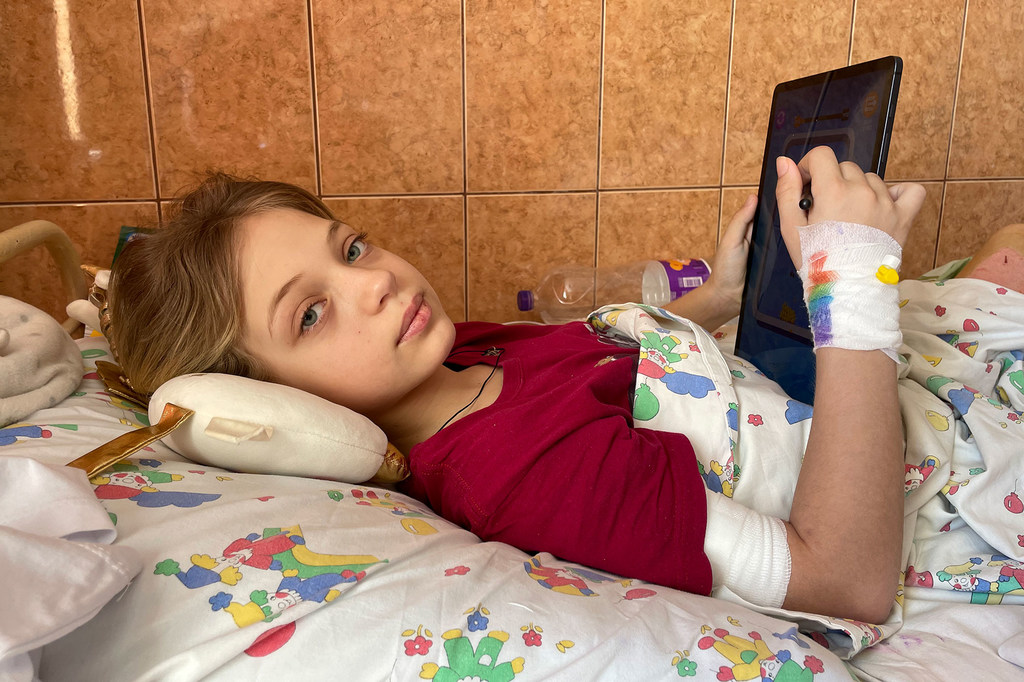 Una niña de once años que perdió las dos piernas en el ataque con misiles a la estación de tren de Kramatorsk se recupera en el hospital de la ciudad ucraniana de Lviv.