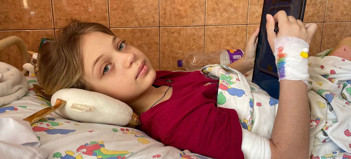 11-летняя девочка, потерявшая обе ноги в результате ракетного обстрела вокзала в Краматорске, получает лечение в больнице во Львове. 