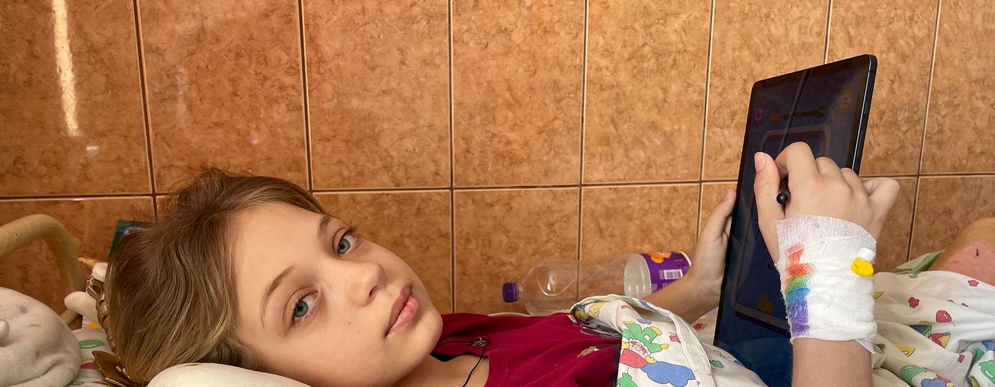 فتاة تبلغ من العمر 11 عاما كانت قد فقدت ساقيها في هجوم صاروخي على محطة سكة حديد كراماتورسك، وهي تتعافى في مستشفى لفيف في أوكرانيا.
