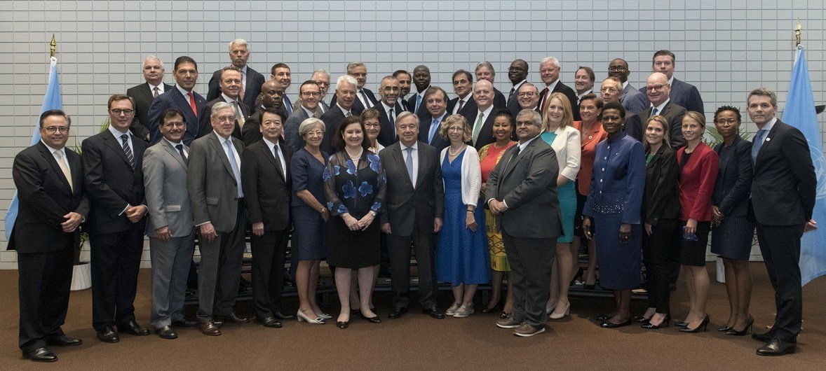 Secretary-General António Guterres (centre) poses for a group photo with the signatory Bank Chief Executive Officers (CEOs) of the Principles for Responsible Banking. 