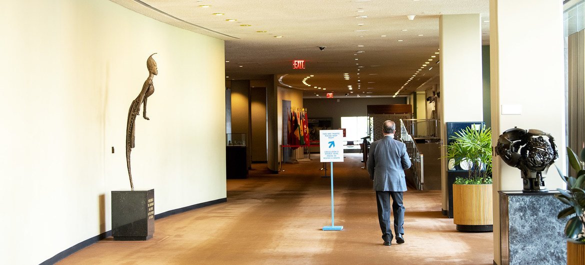 Un delegado camina por los pasillos vacíos de la sede de la ONU en Nueva York