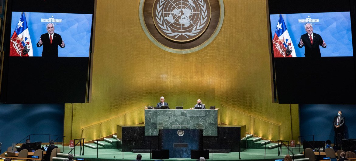 El Presidente de Chile, Sebastián Piñera Echeñique (en las pantallas), se dirige al debate general del septuagésimo quinto período de sesiones de la Asamblea General.