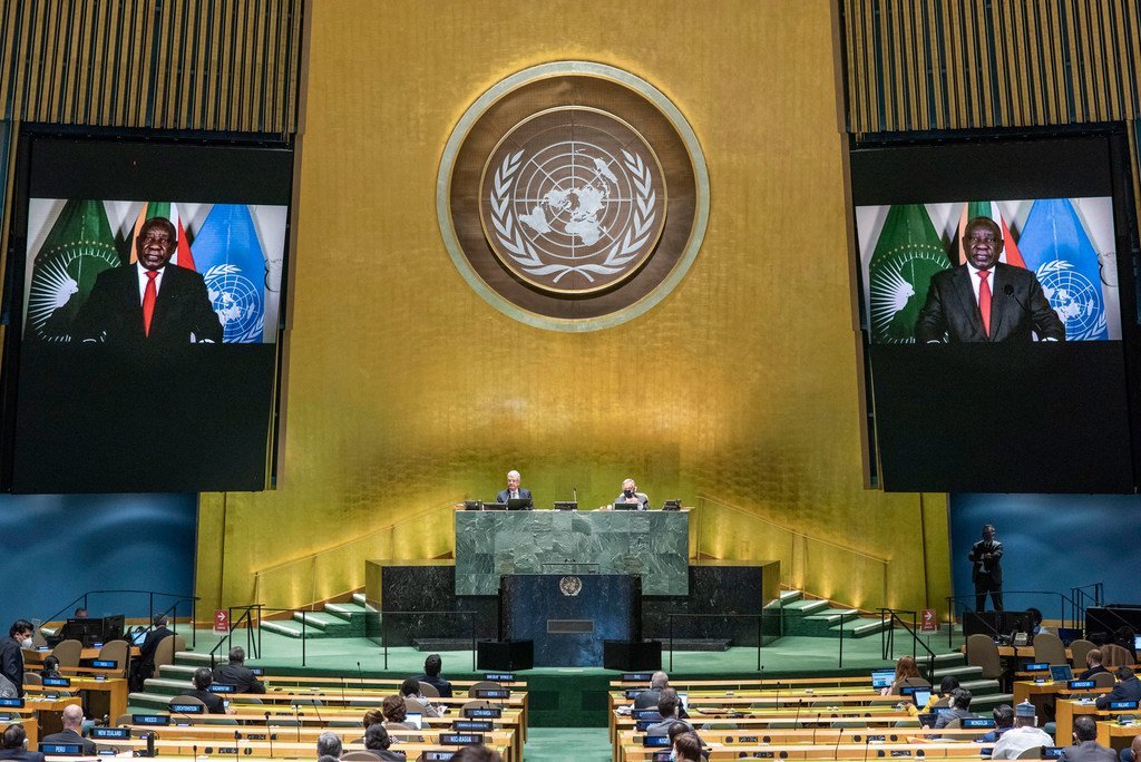 Cyril Ramaphosa (à l’écran), Président de l’Afrique du Sud et Président en exercice de l'Union africaine s’adresse au débat général de la soixante-quinzième session de l’Assemblée générale de l'ONU