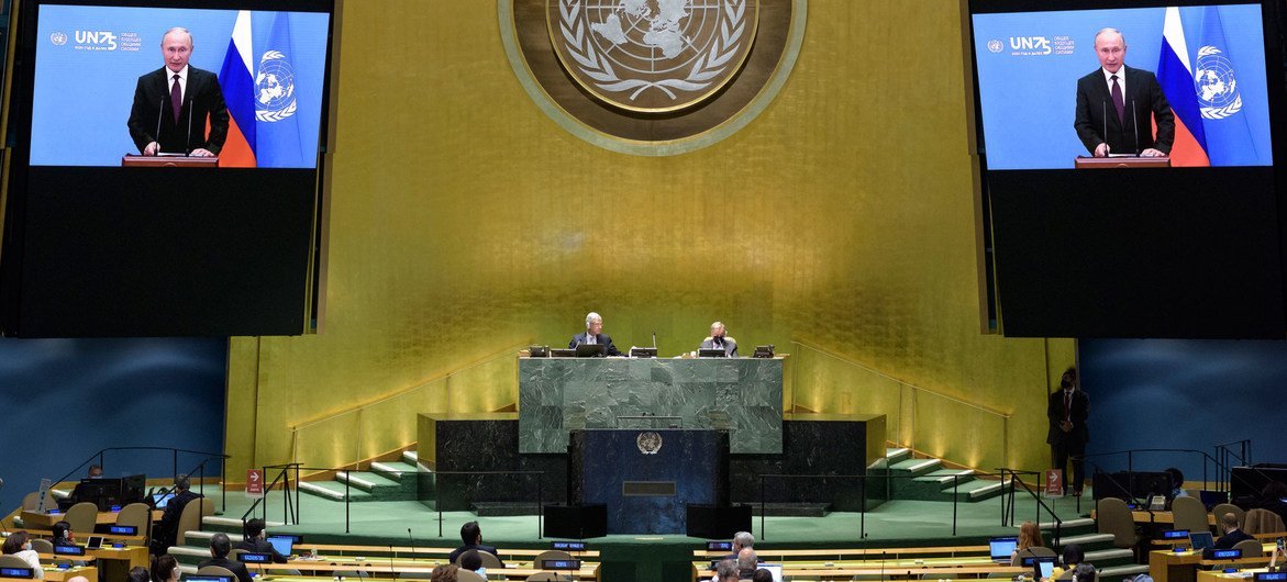 El Presidente de la Federación de Rusia, Vladimir Putin (en las pantallas), interviene en el debate general del septuagésimo quinto período de sesiones de la Asamblea General.