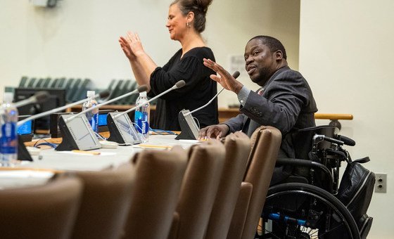 Ator Daryl Mitchell participa em evento da ONU, com assistência de intérprete de linguagem de sinais