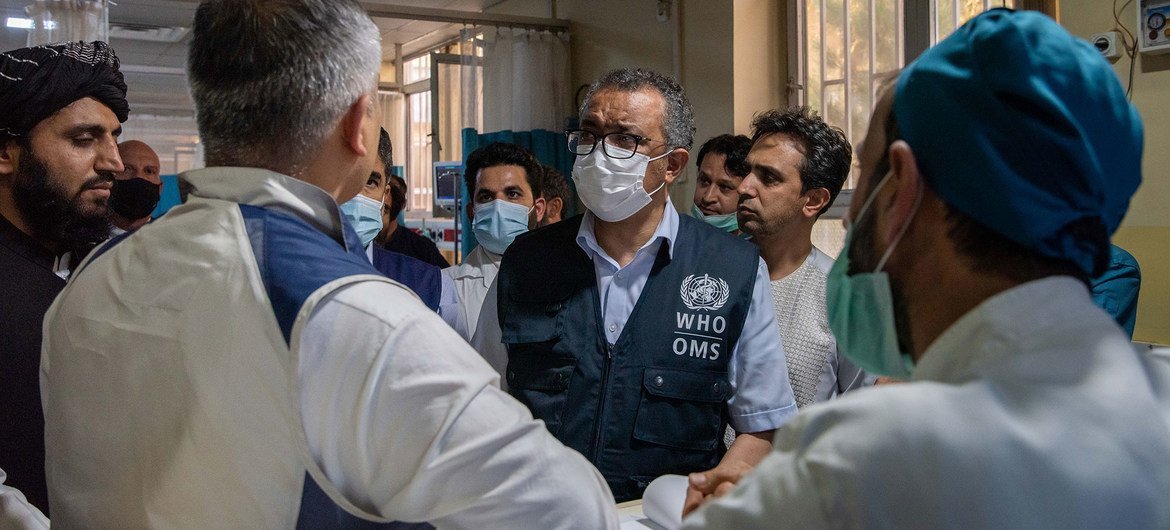 विश्व स्वास्थ्य संगठन (WHO) के महानिदेशक डॉक्टर टैड्रॉस ऐडहेनॉम घेबरेयेसस, काबुल में वज़ीर मोहम्मद अकबर ख़ान राष्ट्रीय अस्पताल के कर्मचारियों के साथ बातचीत करते हुए. (सितम्बर 2021)