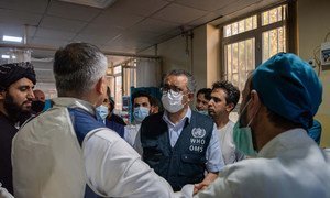 世卫组织总干事谭德赛(中)在阿富汗喀布尔的一家国立医院向医护人员发表讲话。