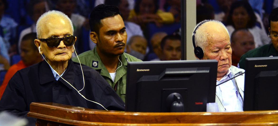 农谢（左）和乔森潘在柬埔寨法院特别法庭接受审判。（资料图片）