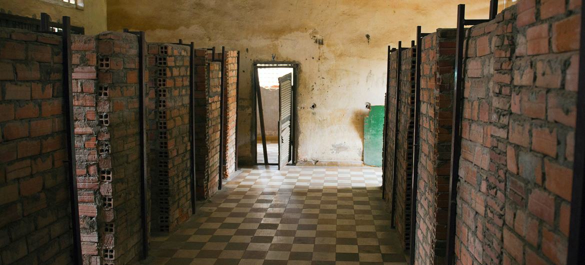  موزه نسل کشی Tuol Sleng در پنوم پن، کامبوج، در محل زندان امنیتی S-21 بدنام خمرهای سرخ، جایی که به طور معمول از شکنجه استفاده می شد.