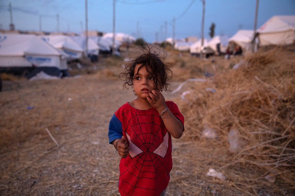 一个四岁的女孩在伊拉克杜胡克的巴达拉什难民营游荡，她是逃离该国东北部战火的数千名叙利亚难民之一。