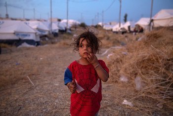 一个四岁的女孩在伊拉克杜胡克的巴达拉什难民营游荡，她是逃离该国东北部战火的数千名叙利亚难民之一。