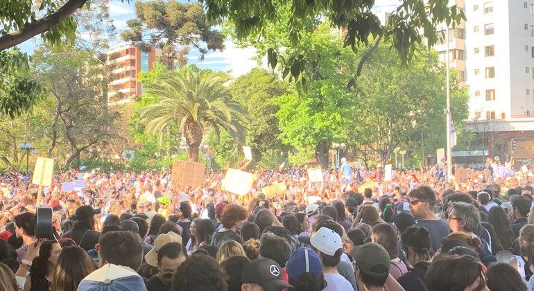 Manifestantes en las calles de Santiago de Chile.