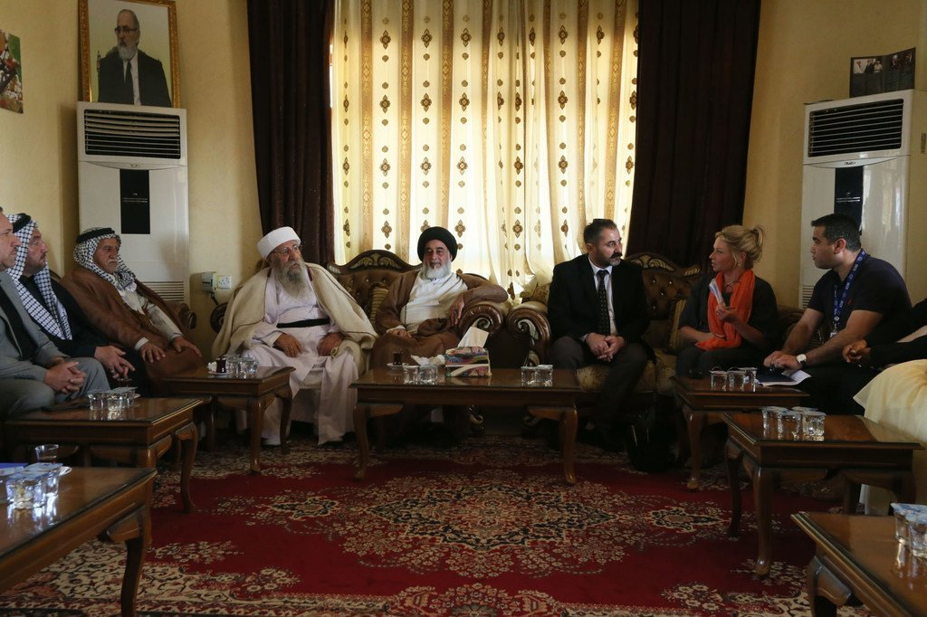 特别代表兼联合国伊拉克援助团团长雅尼娜·亨尼斯-普拉斯哈特在伊拉克舍坎会见了雅兹迪最高精神领袖、雅兹迪精神委员会成员巴巴·谢赫和其他委员会成员。