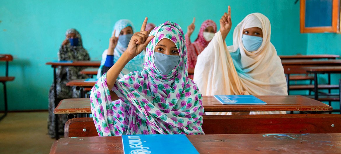 الطلاب الموريتانيون يعودون إلى المدرسة بعد عدة أشهر من إغلاق المدارس بسبب كوفيد-19. 