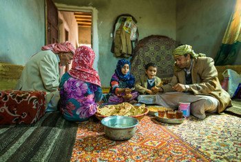 With money received through the UNICEF emergency cash transfer project, a family from Amran Governorate in Yemen shares lunch.