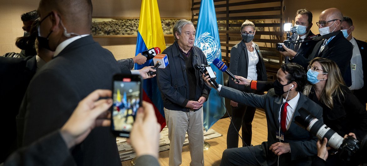El Secretario General de las Naciones Unidas, António Guterres, habla con los periodistas a su llegada a Bogotá. Guterres se encuentra visitando Colombia para conmemorar el quinto aniversario del proceso de paz entre el gobierno colombiano y la guerrilla 