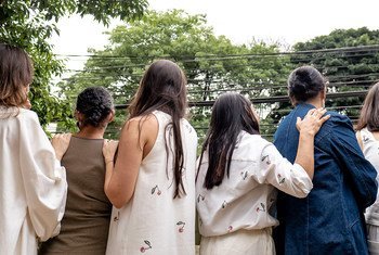 Iniciativa Utopiar, marca de roupa feminina ensina técnicas têxteis a mulheres que sofreram violência doméstica