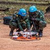 Des Casques bleus préparent le lancement d'un drone d'observation pour identifier les positions de groupes armés en République centrafricaine.