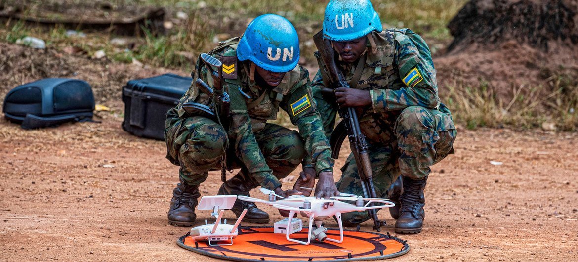 Des Casques bleus préparent le lancement d'un drone d'observation pour identifier les positions de groupes armés en République centrafricaine.