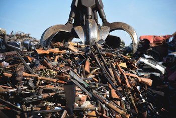 يتم جمع الأسلحة الصغيرة والأسلحة الخفيفة وتصنيفها لتدميرها في مرفق في صربيا.