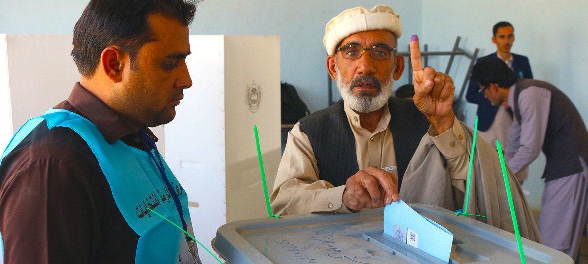 अफग़ानिस्तान के दक्षिणपूर्वी क्षेत्र में स्थित गार्देज़ प्रांत की राजधानी पक्त्या के मतदान केंद्रों पर राष्ट्रपति चुनाव में मतदान करने के लिए इकट्ठा होते अफगान नागरिक. (सितम्बर 2019)