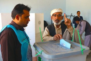 Un Afghan met son bulletin dans l'urne lors de l'élection présidentielle dans un bureau de vote de Paktya, la capitale de la province de Gardez dans la région du sud-est. (Septembre 2019)
