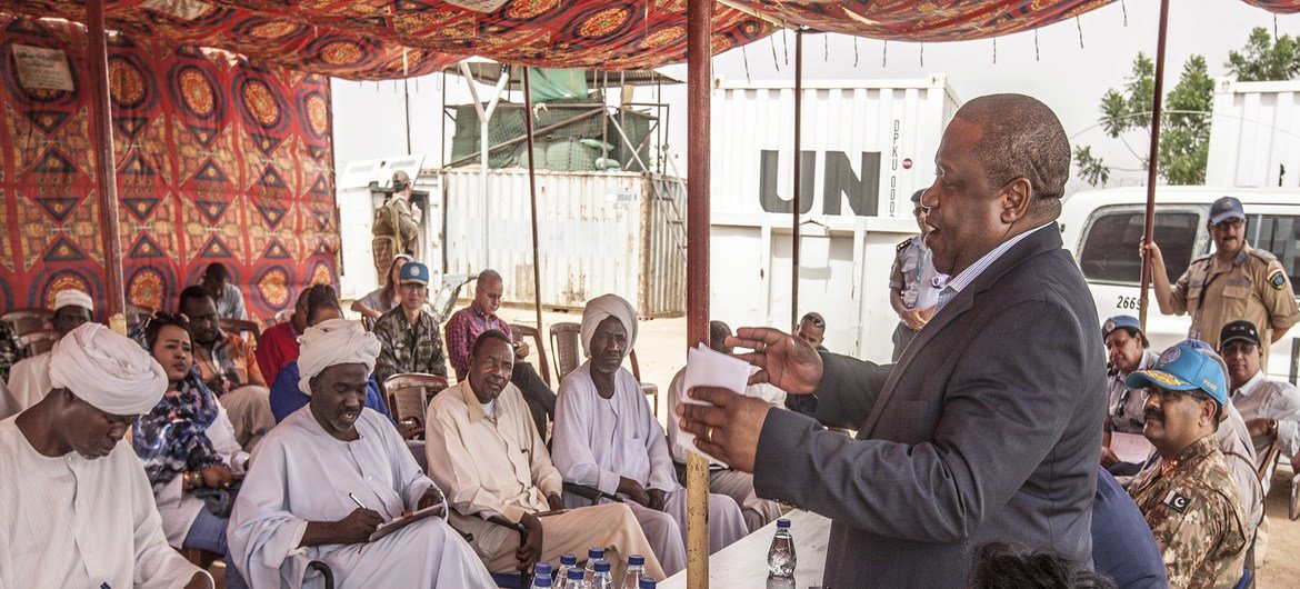 رئيس بعثة يوناميد خلال زيارة إلى منطقة قولو في ولاية وسط دارفور. عام 2018