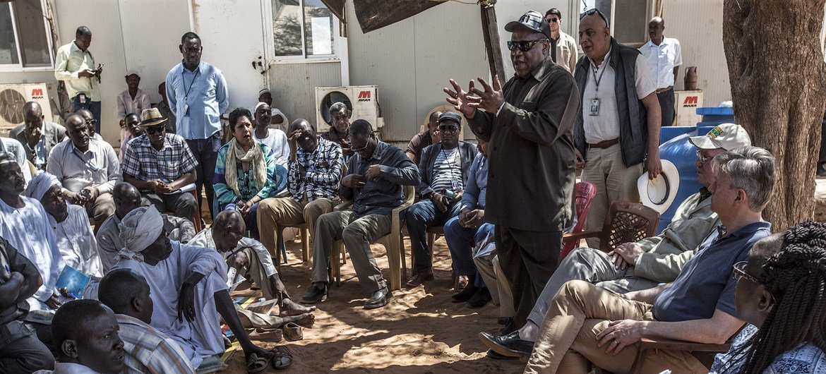 من أرشيف 2018: رئيس بعثة يوناميد يخاطب جمعا للنازحين في معسكر زمزم في شمال دارفور، خلال زيارة برفقة وكيل الأمين العام لعمليات حفظ السلام، جان بيير لاكروا.