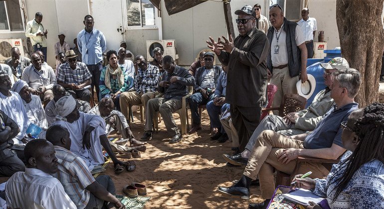 من أرشيف 2018: رئيس بعثة يوناميد يخاطب جمعا للنازحين في معسكر زمزم في شمال دارفور، خلال زيارة برفقة وكيل الأمين العام لعمليات حفظ السلام، جان بيير لاكروا.