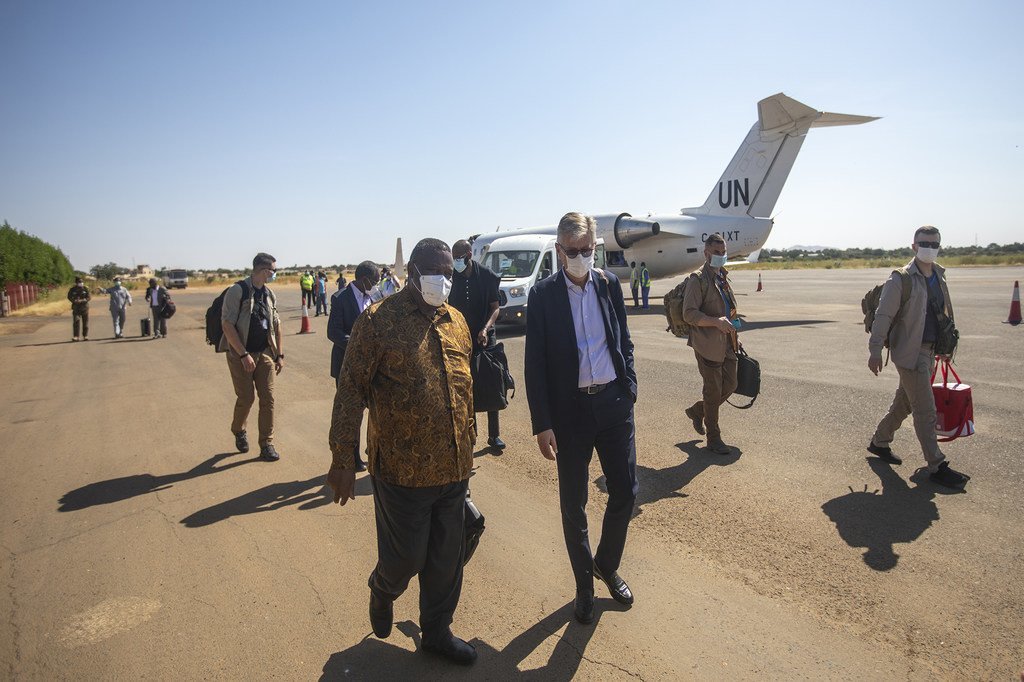 رئيس بعثة يوناميد ووكيل الأمين العام لعمليات حفظ السلام يصلان إلى مطار الفاشر.