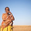 इथियोपिया के टिगरे क्षेत्र की एक महिला शरणार्थी/विस्थापित महिला, सूडान में एक सुविधा केन्द्र पर प्रतीक्षा करते हुए.