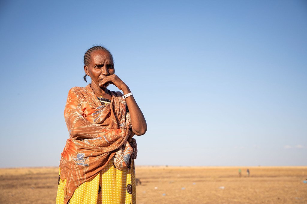 来自提格雷的一名埃塞俄比亚难妇女民正在等待从边境接待中心被转移至苏丹。