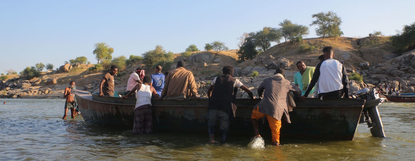  Refugiados etíopes fugindo de confrontos na região de Tigray cruzam a fronteira com Hamdayet, NO Sudão, sobre o rio Tekeze.