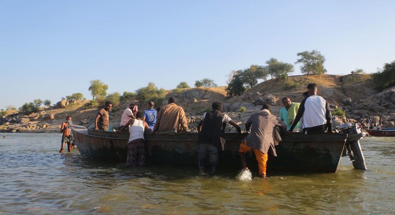 Ethiopian refugees, fleeing clashes in the country's northern Tigray region, cross the border into Hamdayet, Sudan, over the Tekeze river. (file)
