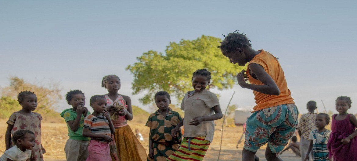Несмотря на проблемы, связанные с пандемией COVID-19, ЮНИСЕФ продолжает оказывать поддержку семьям в наиболее труднодоступных районах Африки и Южной Азии.