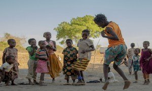 Crianças brincam em assentamento de deslocados internos de Metuge, em Cabo Delgado