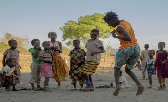 Crianças brincam em assentamento de deslocados internos de Metuge, em Cabo Delgado