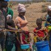 Des personnes déplacées font la queue pour de l'eau à Metuge, dans la province de Cabo Delgado, au Mozambique.