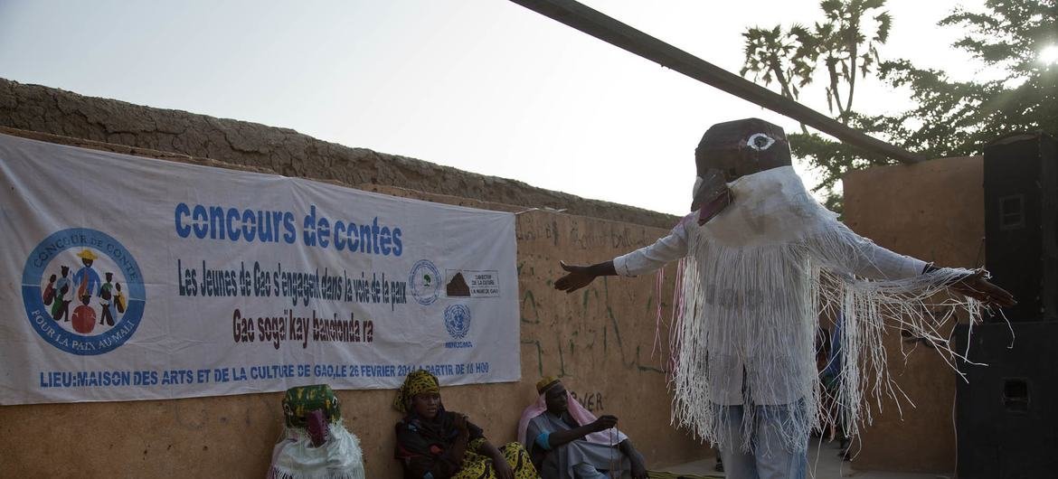 Los jóvenes en Gao, Mali, hacen teatro por la paz y la reconciliación.