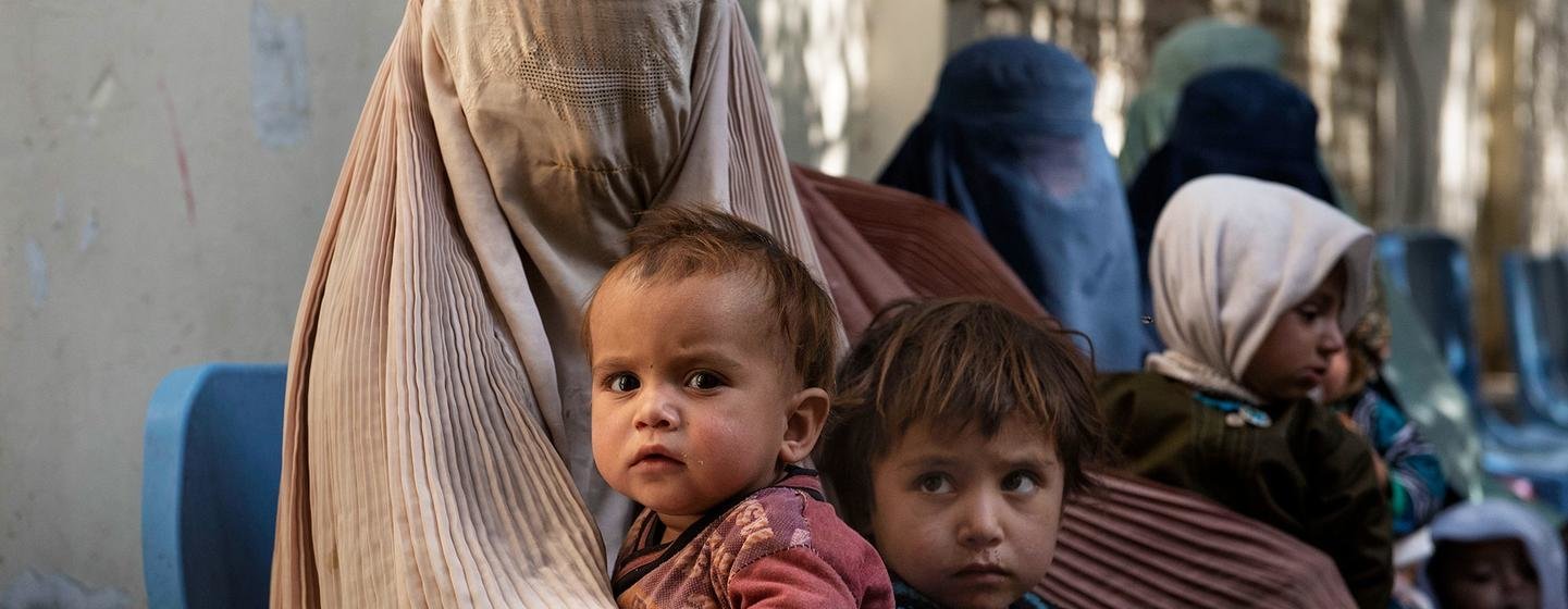 Des femmes et des enfants attendent pour une consultation médicale dans une clinique à Kandahar, en Afghanistan.