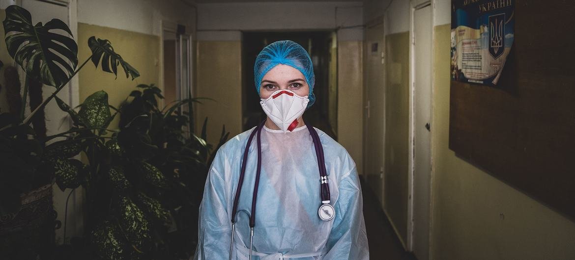यूक्रेन की राजधानी कीयेव में एक स्वास्थ्यकर्मी निजी बचाव परिधान व उपकरणों (PPE) के साथ.