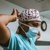 Una enfermera se prepara para trabajar en un hospital de la República Dominicana durante la pandemia de COVID-19.