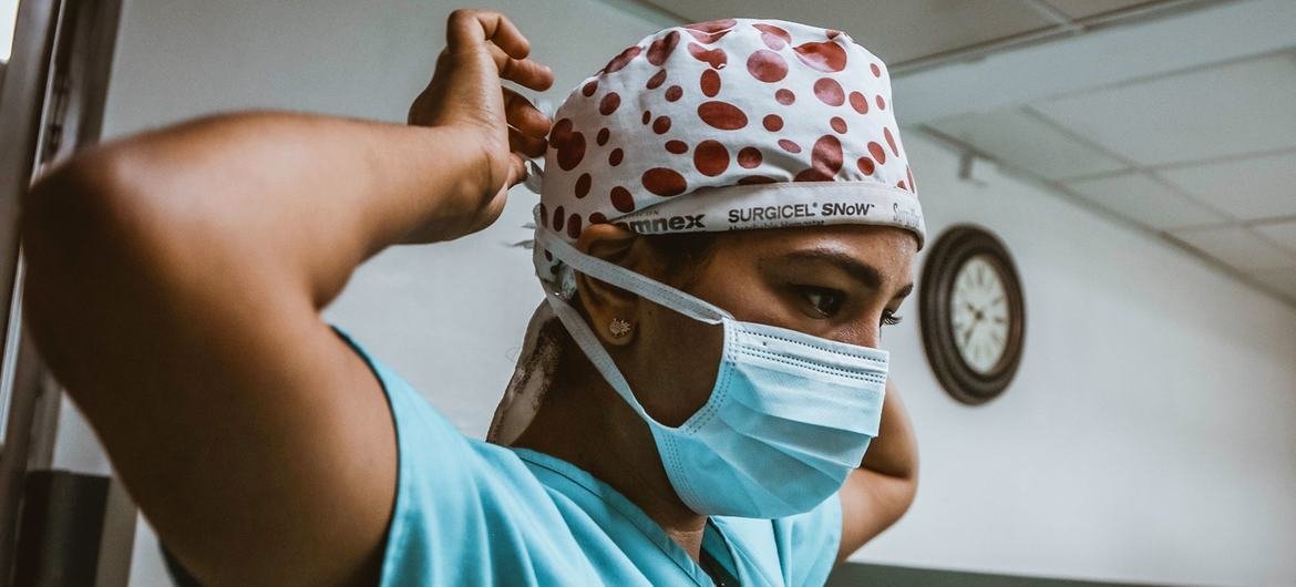 डॉमिनिकन गणराज्य में कोविड-19 के दौरान एक नर्स अस्पताल जाने के लिये तैयार हो रही है.