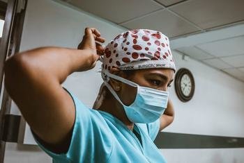 Una enfermera se prepara para trabajar en un hospital de la República Dominicana durante la pandemia de COVID-19.