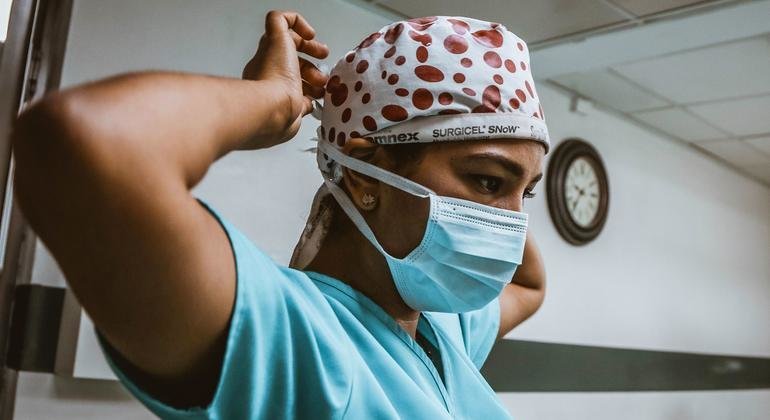 Une infirmière se prépare à travailler dans un hôpital en République dominicaine pendant la pandémie de Covid-19.