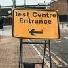 Señal indicando un centro de pruebas de COVID en Londres, Reino Unido